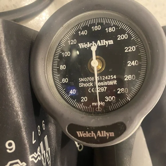 Welch Allyn Blood Pressure Cuff Set w/ Stethoscope & bandage scissors - Picture 9 of 14